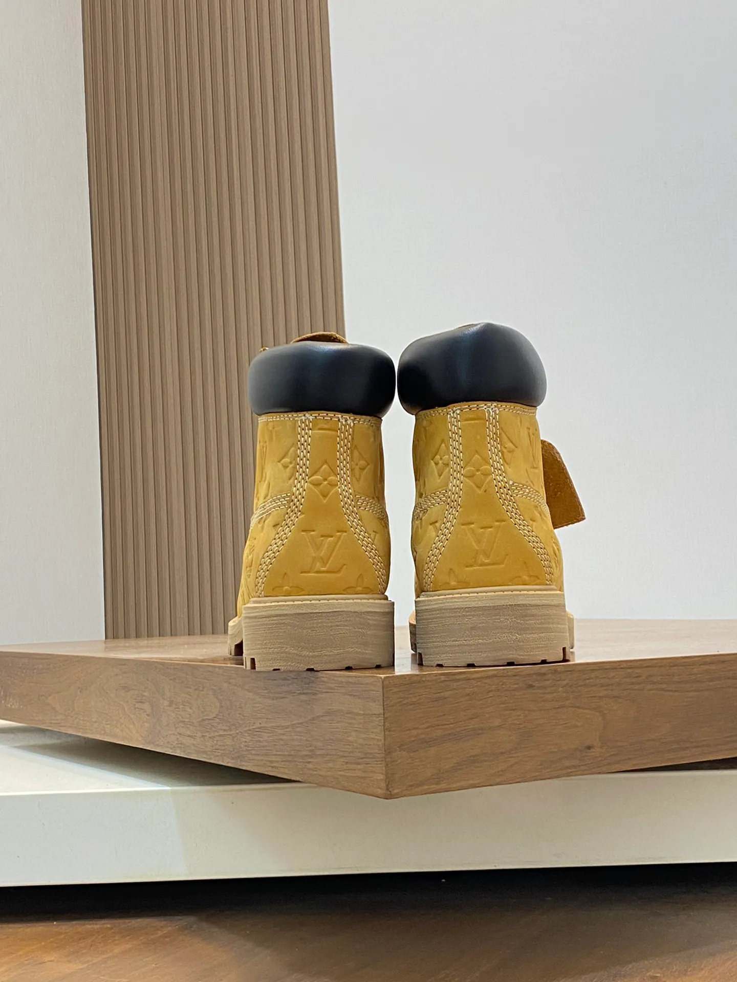 Men's shoes💰💰760 couple model👫 Loui* Vuitto* x Timberlan* co-branded presbyopia rhubarb boots ankle boots short boots, LV x Timberland ankle boots are made of Monogram embossed waterproof nubuck cow leather, relying on the brand's exquisite craftsmanship to carefully reshape the classic Timberland 6-inch boot shape in Italy, making an eye-catching appearance with American workwear style Pharrell Williams The 2025 autumn and winter men's wear show created by. The Monogram embossed tongue, original Timberland laces and outsole are exquisite details, the leather label expresses the cooperation logo, and the delivery counter is exquisitely packaged! ▪️Size: Women's 35-40 (customized in 40) ▪️Size: Men's 39-46 (45/46 customized)